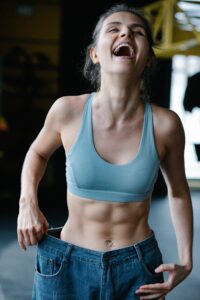 Woman on the gym with pretty abs